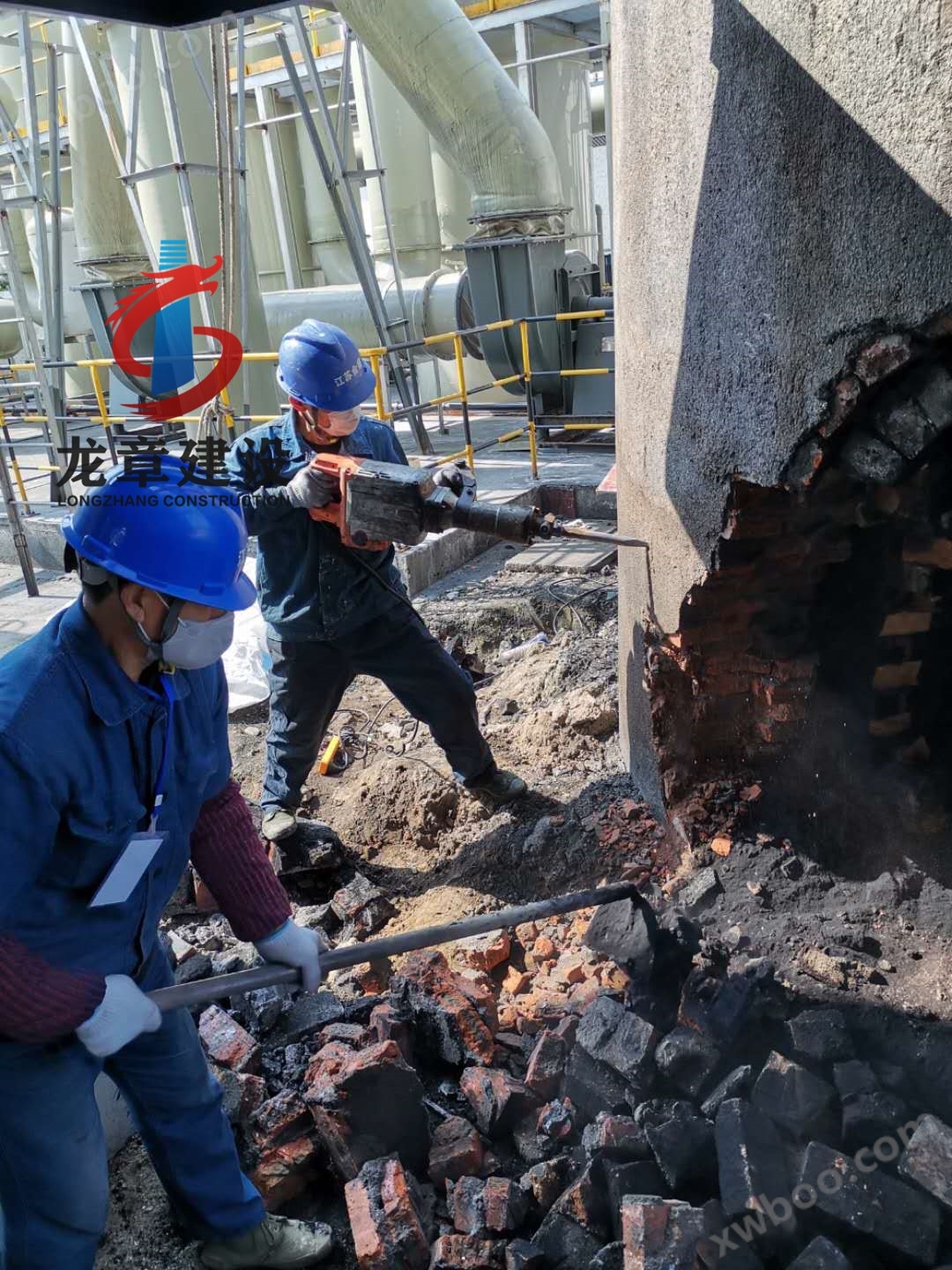专业人工拆除砖烟囱施工     浙江宁波砖砌烟囱拆除施工